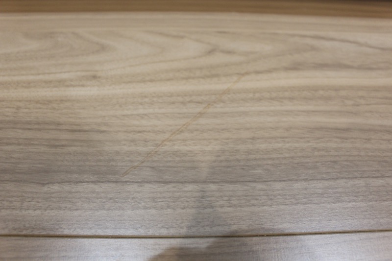 グレーウォールナットの補修ペンで塗った後