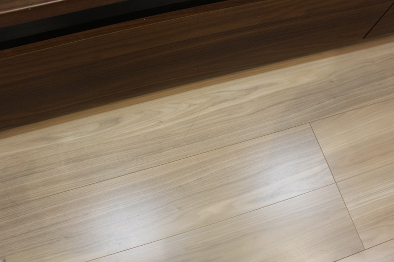 グレーウォールナットの補修ペンで塗った後_引き