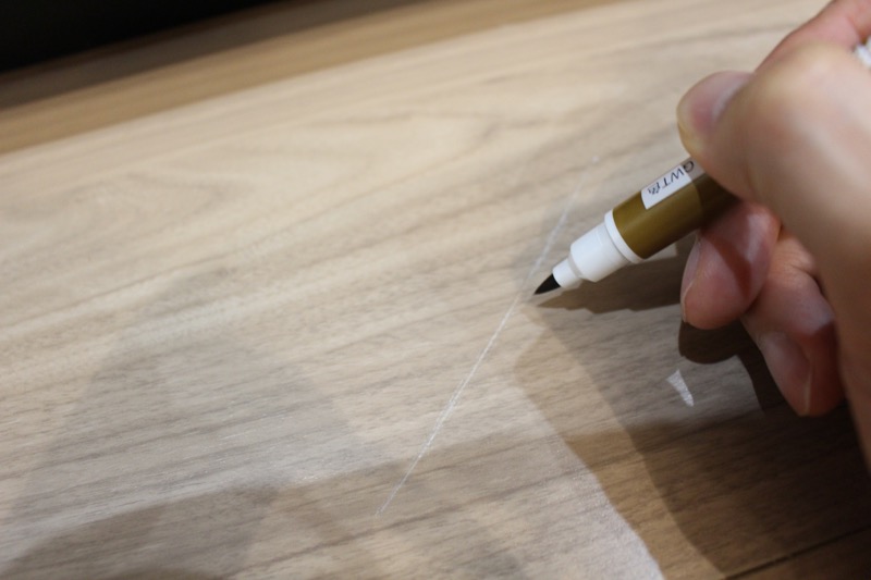 グレーウォールナットの補修ペンで塗る