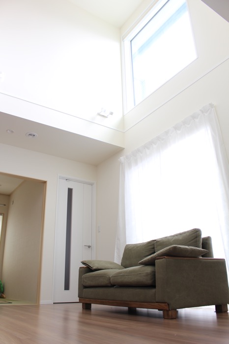 ソファーと吹抜けの窓