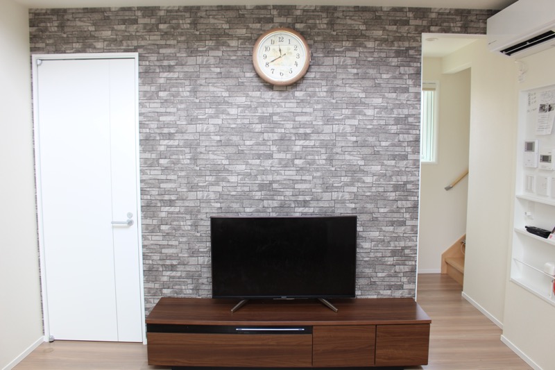 リビング_壁とテレビ