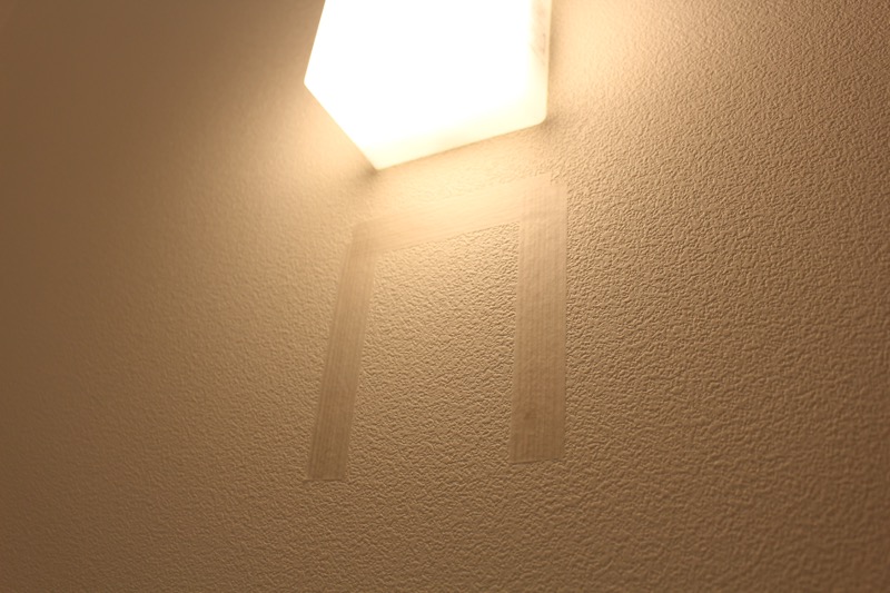 壁にマスキングテープ