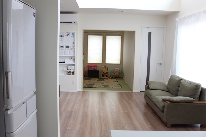 キッチンから見たリビング_和室