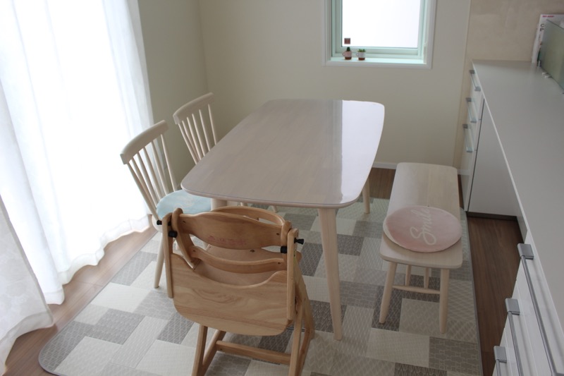 ダイニング_ラグとテーブル