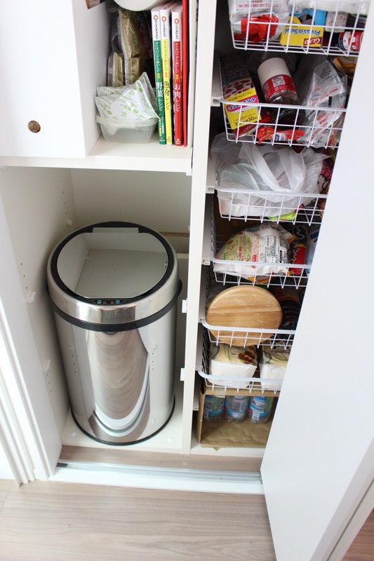 パントリーの中にゴミ箱