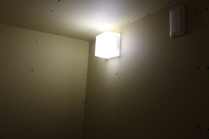 階段下収納_照明