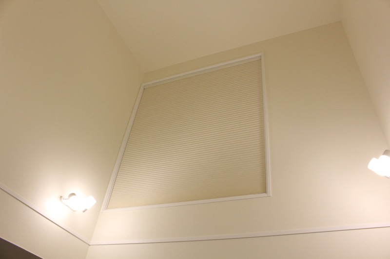 照明_吹抜け_ハニカムシェード