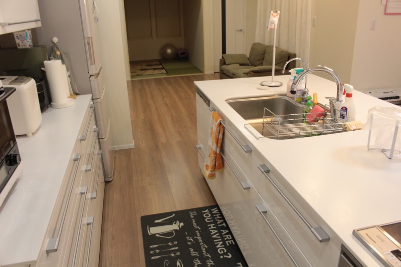 キッチンからリビング