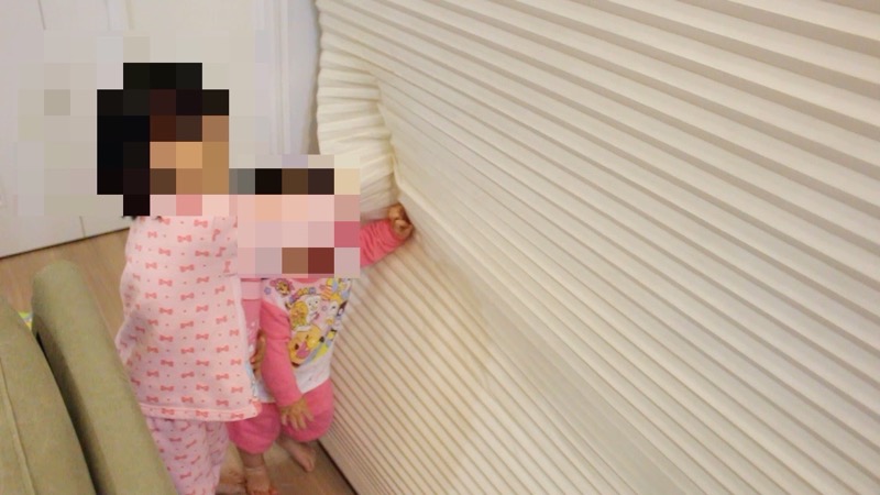 子どもいたずら_ハニカムシェード2