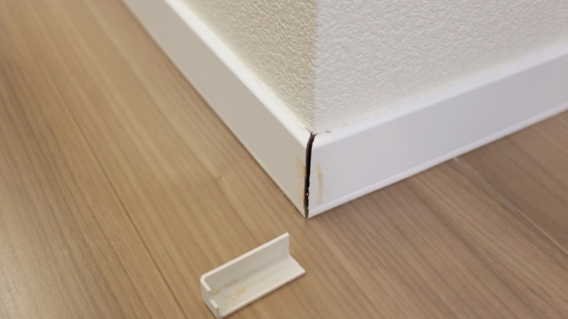 巾木用コーナーキャップ_外れる