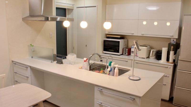 キッチン_カップボードとスマートキッチン