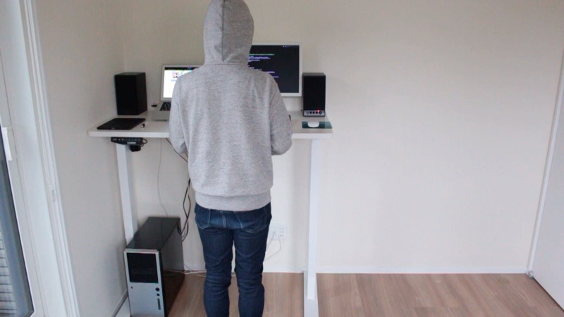 FLEXISPOT_立って作業_後ろ姿