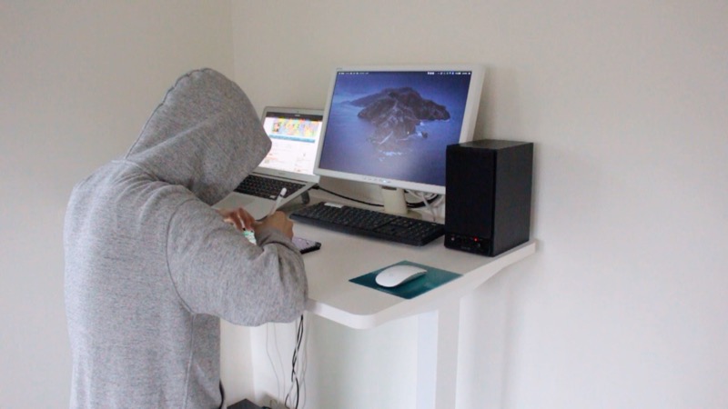 FLEXISPOT_立って絵を描く