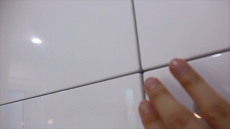 カップボード_上部収納_閉めたらちょっと浮く