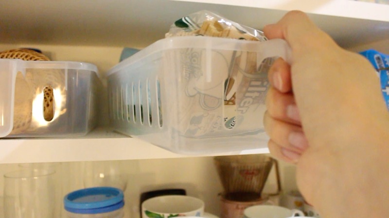 カップボード_上部右_ダイソー取っ手付きケース