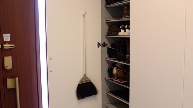 シューズウォール_箒掛ける