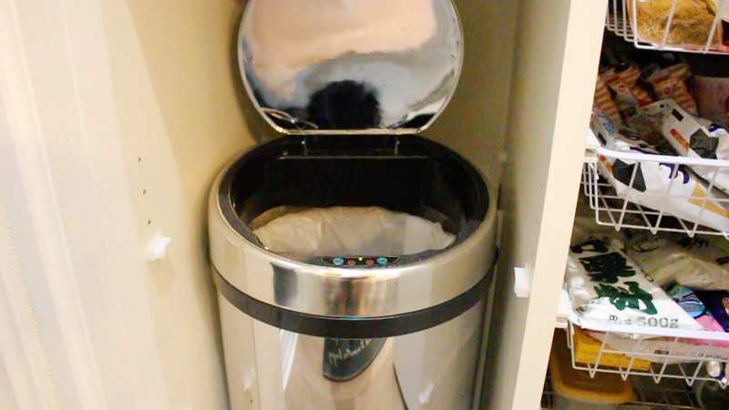 センサー式ゴミ箱_開けた