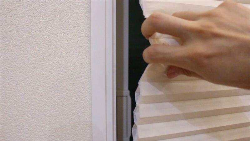 ハニカムシェード_レール外す_外を覗く