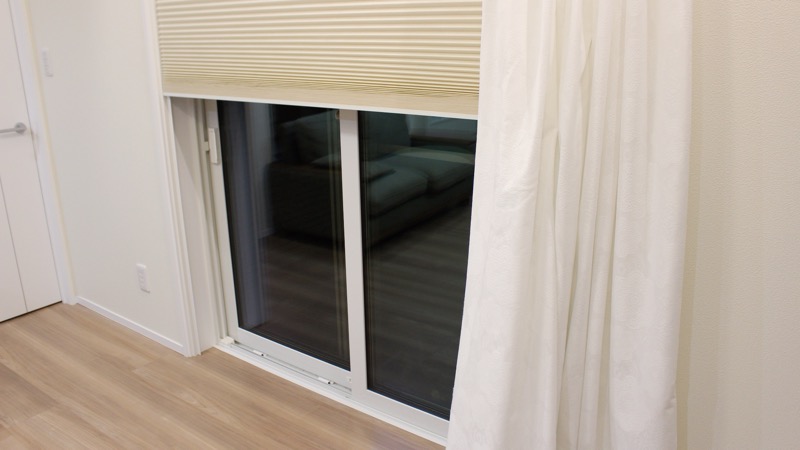 ハニカムシェード_子ども対策_下を開ける_カーテン開けた