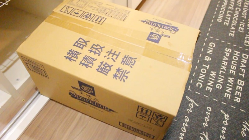 パントリー中身_右_下段_炭酸水ダンボール