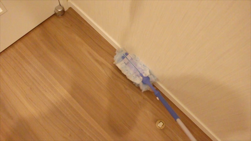 巾木のホコリを取る
