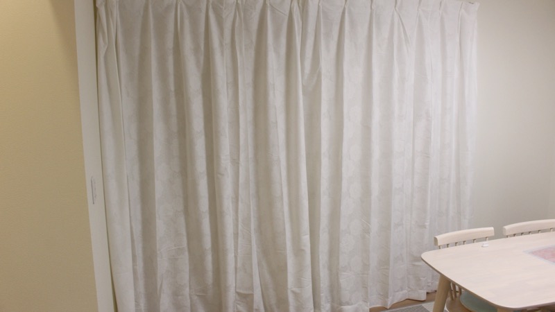 窓_カーテン付けた