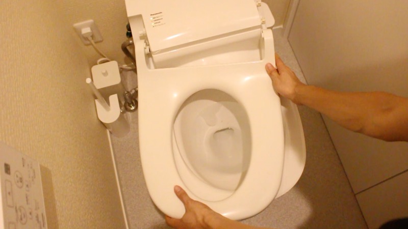 アラウーノ_便座戻す1