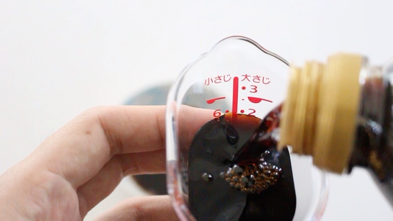 ミニ軽量カップに醤油