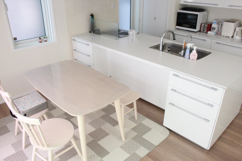 キッチンとダイニングテーブル_対面横