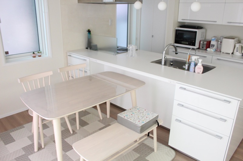 キッチンとダイニングテーブル_対面縦