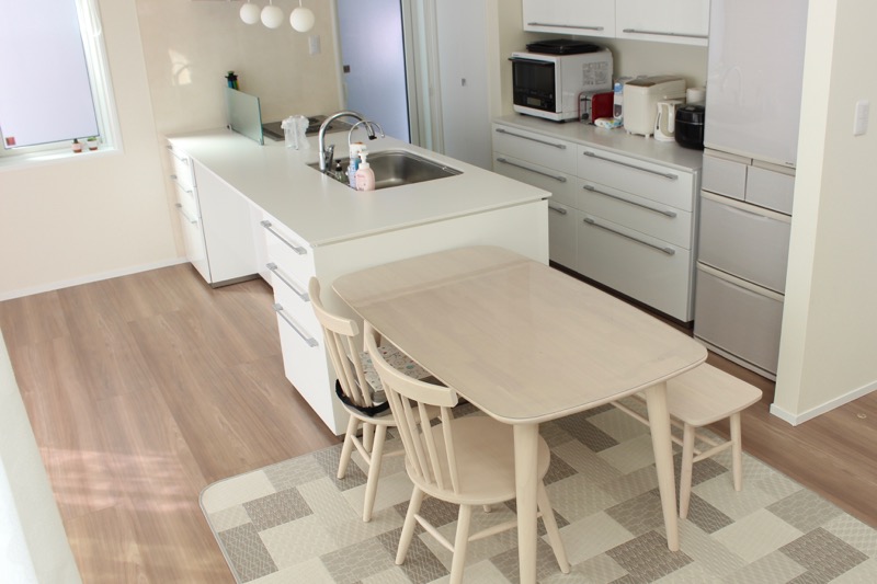 キッチンとダイニングテーブル_横並び