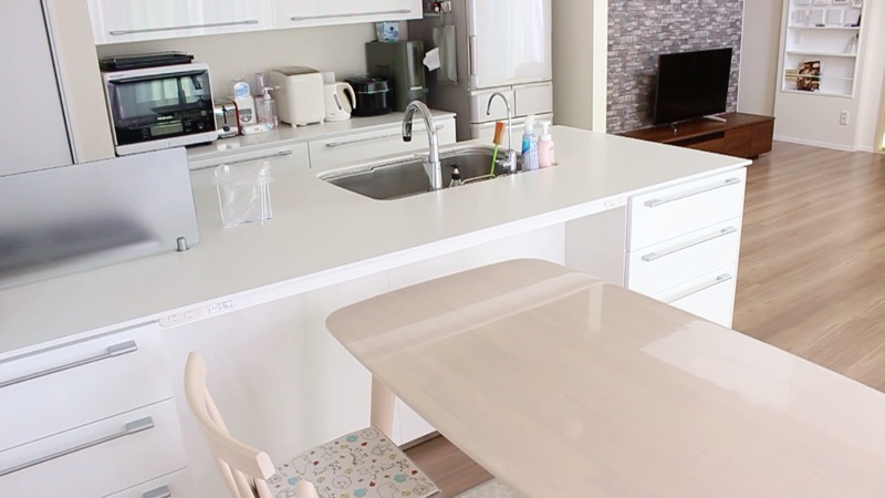 ダイニングからテレビ_ダイニング対面