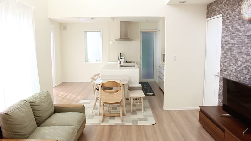 横並びダイニングと照明・壁の位置