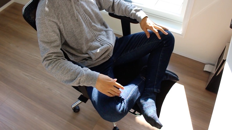 オフィスチェア_フットレストあぐら