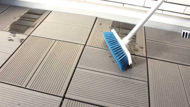 ルーフガーデン_WPCとデッキブラシ