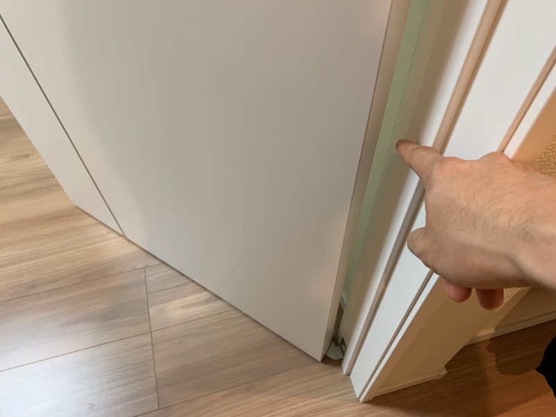 開き戸_子どもの危険_蝶番に挟む