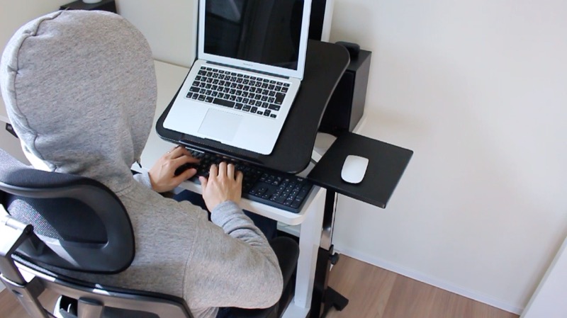 Tatkraftデスク_Macとデスクにキーボード