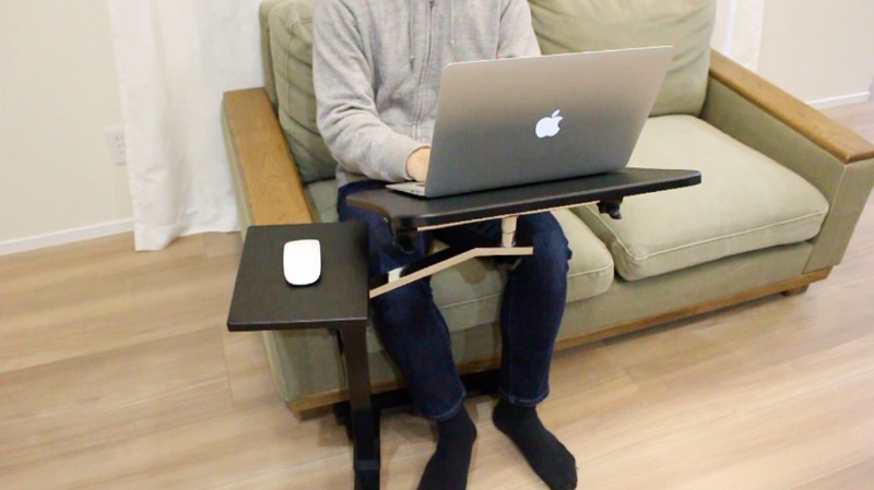 Tatkraftデスク_ソファー前に置いて