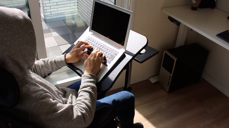 Tatkraftデスク_マウスボードを後ろに