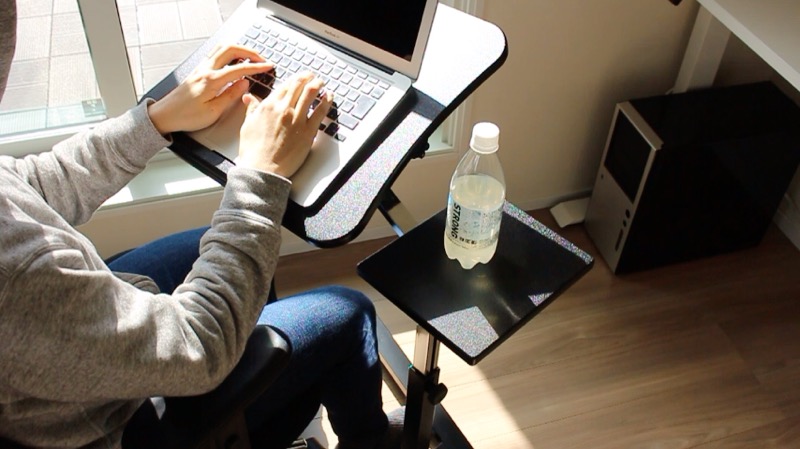 Tatkraftデスク_飲み物置く