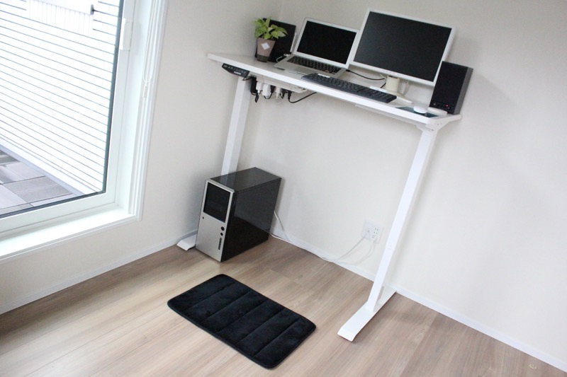 スタンディングデスクマット_立つ
