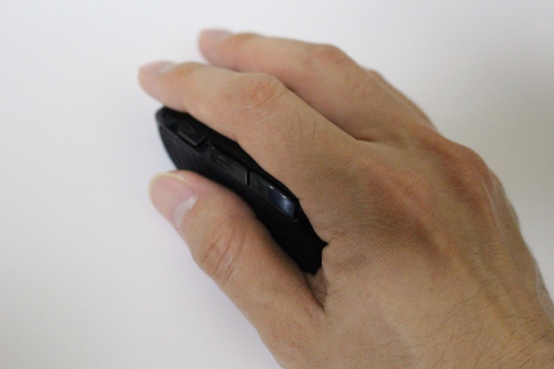 マルチペアリングマウス_手にフィット1