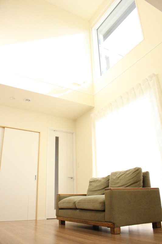 リビング_ソファーと吹き抜け