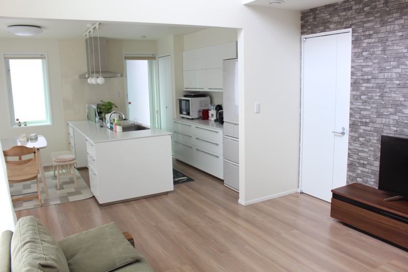 リビングとキッチンダイニング_玄関から