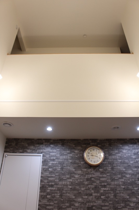 吹き抜け_リビングから廊下