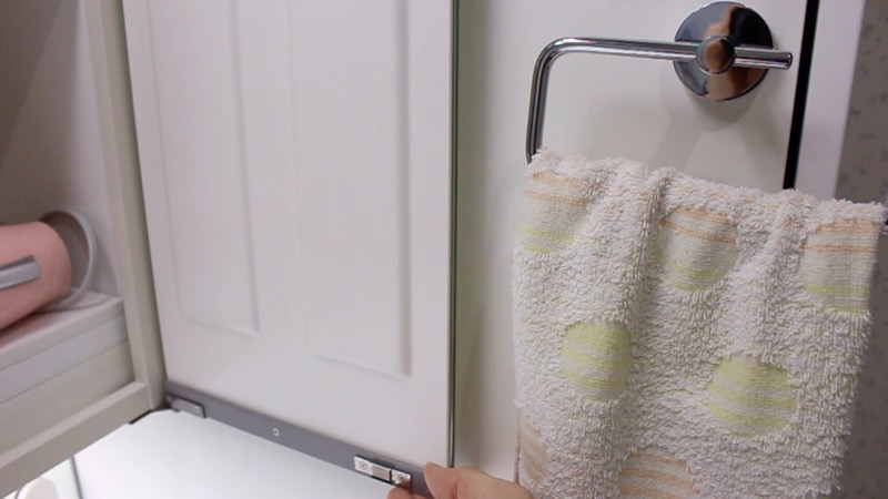 洗面台収納_タオル_収納扉とぶつからない