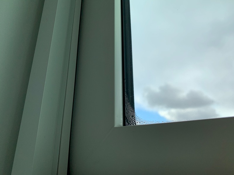 窓_結露_ハニカム少し開けた