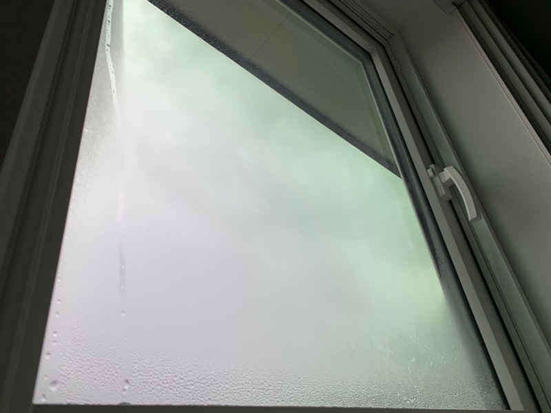 窓_結露_ハニカム閉めた