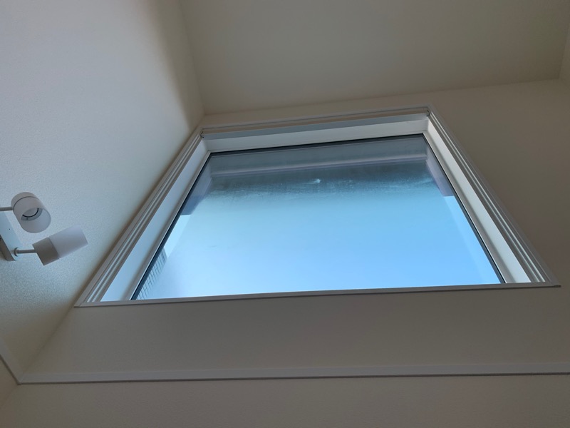 窓_結露_吹き抜け2