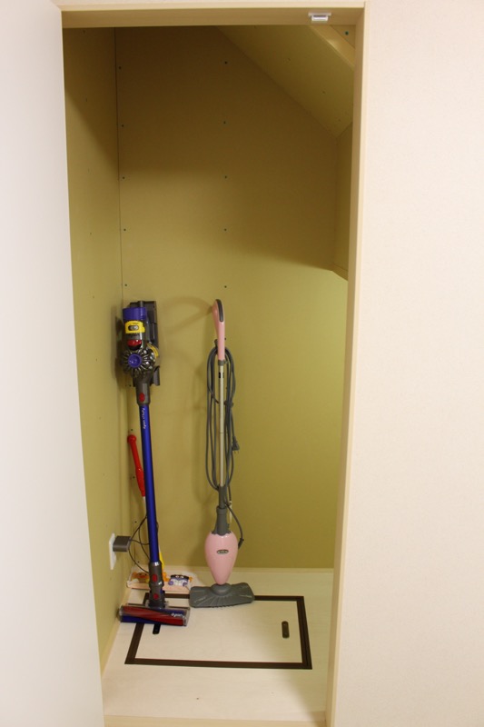 階段下収納_コンセント